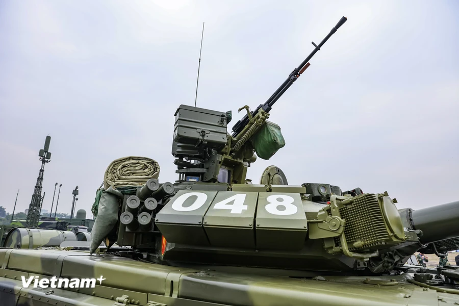T-90 là một trong những dòng xe tăng chiến đấu chủ lực hàng đầu thế giới. Ngoài hỏa lực mạnh và hệ thống giáp bbảoveej đa lớp, xe tăng T-90 có khả năng cơ động cao khi có thể đạt tốc độ tối đa lên tới 60km/giờ với dự trữ hành trình khoảng 550km. Ảnh: Hoài Nam/Vietnamplus.
