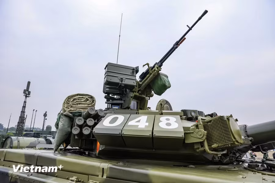 T-90 là một trong những dòng xe tăng chiến đấu chủ lực hàng đầu thế giới. Ngoài hỏa lực mạnh và hệ thống giáp bbảoveej đa lớp, xe tăng T-90 có khả năng cơ động cao khi có thể đạt tốc độ tối đa lên tới 60km/giờ với dự trữ hành trình khoảng 550km. Ảnh: Hoài Nam/Vietnamplus.