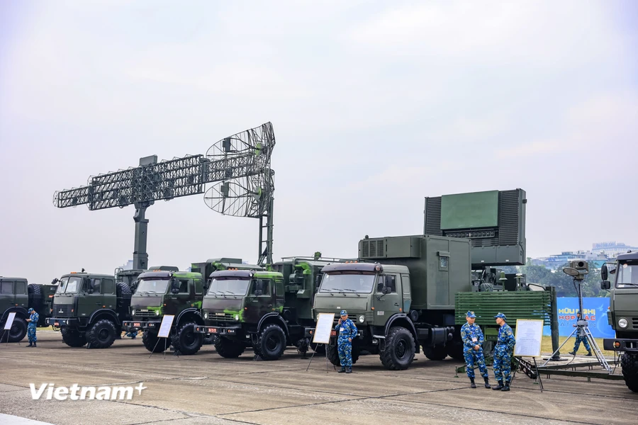 Khu vực trưng bày loạt Radar của Tập đoàn Viễn thông Quân đội Vietel, trong đó có loại phát hiện được máy bay tàng hình. Ảnh: Hoài Nam/Vietnamplus.