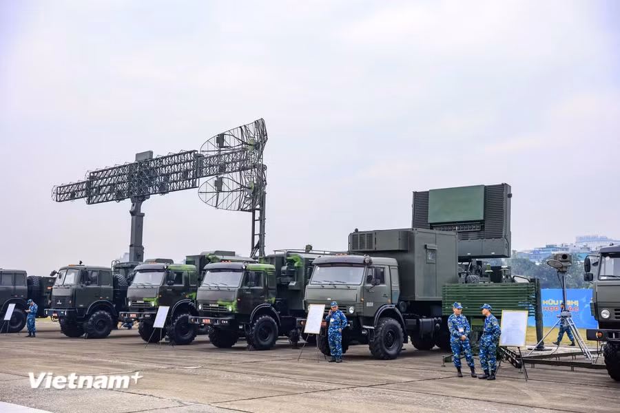 Khu vực trưng bày loạt Radar của Tập đoàn Viễn thông Quân đội Vietel, trong đó có loại phát hiện được máy bay tàng hình. Ảnh: Hoài Nam/Vietnamplus.