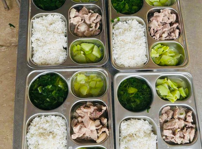 Quay vong cho hoc sinh an com voi trung luoc, hieu truong mat chuc