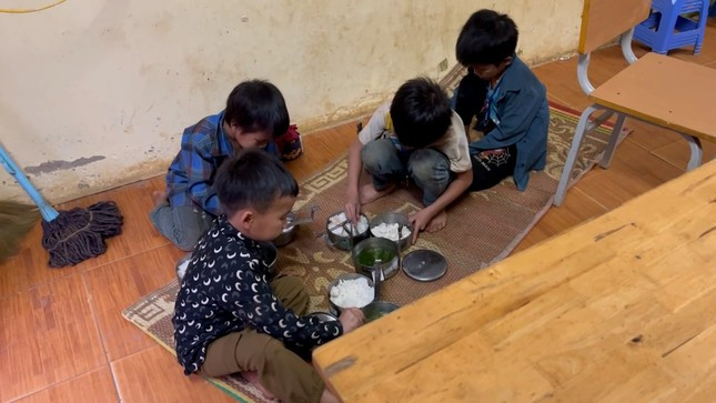 Quay vong cho hoc sinh an com voi trung luoc, hieu truong mat chuc-Hinh-2