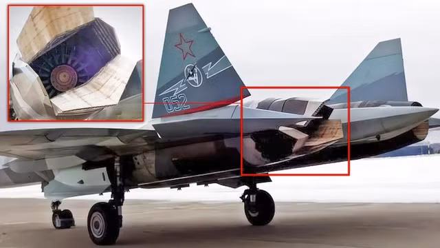 Su-57 được thiết kế vòi phun phẳng và vẫn giữ nguyên khả năng điều hướng lực đẩy, sẽ mang lại khả năng tàng hình hơn, nhờ giảm diện tích phản xạ radar và tín hiệu hồng ngoại. Động cơ cải tiến AL-51F1 đặc trưng bởi các cánh vòi phun răng cưa và hiệu suất được cải thiện, đã được giới thiệu trong các cuộc thử nghiệm trước đây. Tuy nhiên, biến thể vòi phun phẳng được thấy trong phim tài liệu này được xem là một bước tiến đáng kể về triết lý thiết kế. Ảnh: chụp từ video UAC/Sukhoi.