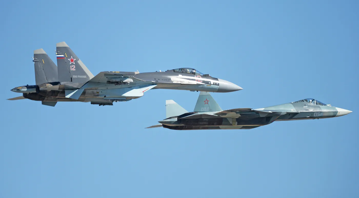 Su-57 hiện đang sử dụng động cơ AL-41F1, một phiên bản cải tiến của động cơ được sử dụng trong Su-35. Tuy nhiên, tương lai chiếc máy bay này sẽ được trang bị động cơ tiên tiến hơn "Izdeliye 30" còn được gọi là AL-51F1. Ảnh: chụp từ video UAC/Sukhoi.