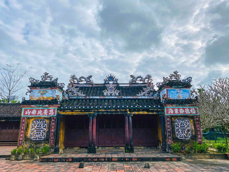 Bên cánh phía Đông của đình là ngôi nhà thờ Chư Phái Tộc thờ các vị Tiền hiền. Đây là ngôi nhà thờ 5 vị tiền hiền của các tộc Đặng, Lâm, Nguyễn, Trần, Lê. Đặc biệt, đình làng Túy Loan hiện còn 25 sắc phong do các vua triều Nguyễn ban tặng và một văn bia ở đình Túy Loan niên đại Thành Thái thứ nhất (1889).