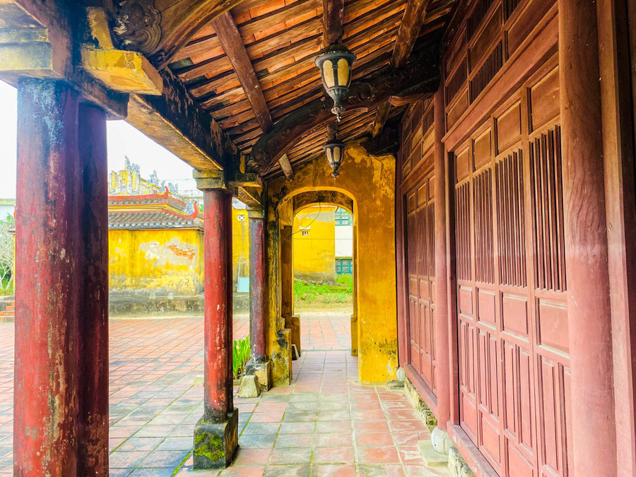 Tiền đường có kiểu kết cấu hỗn hợp, vừa có liên kết rường, vừa có liên kết kèo. Phần giữa của các vì, tức liên kết giữa hai cột cái (cột nhất) là liên kết rường theo kiểu thức chồng rường giả thủ.