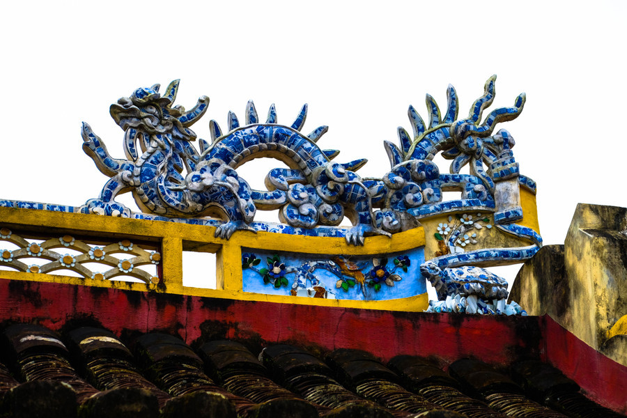 Phía đầu hồi, từ cột cái tỏa ra các kèo đấm, quyết để tạo thành hai chái như các công trình có vì kèo truyền thống. Trong kiến trúc đình làng Đà Nẵng, kiểu kết cấu này tuyệt nhiên không tìm thấy ở bất kì ngôi đình nào khác.