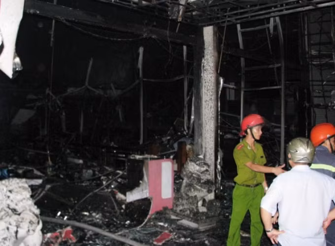 Hàng trăm xe máy mới và cơ sở vật chất của Đại lý Honda VN bị thiêu rụi hoàn toàn gây thiệt hại nghiêm trọng.