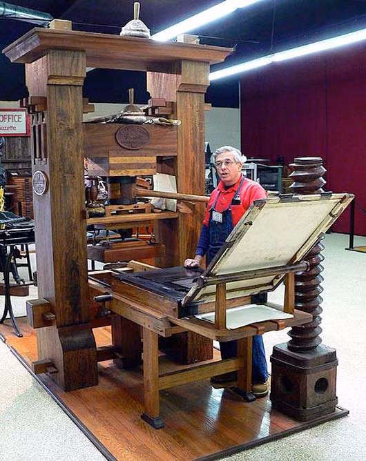 Năm 1440, Johannes Gutenberg (Mainz, Đức) đã phát triển thành công tờ báo của mình và mở đường cho ngành in ấn phát triển với phát minh máy in – phát minh được coi là bước ngoặt quan trọng trong lịch sử công nghệ của nhân loại.