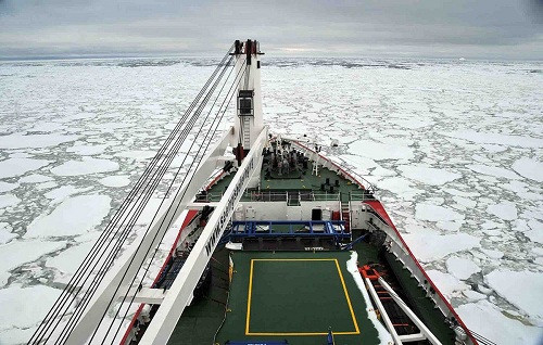 Tháng 1, Ranulph Fiennes và cộng sự bắt đầu hành trình qua lục địa Nam Cực trong mùa đông chưa từng có trước đây. Bức hình ghi lại lúc tàu bắt đầu chạm tới những tảng băng nổi đầu tiên.