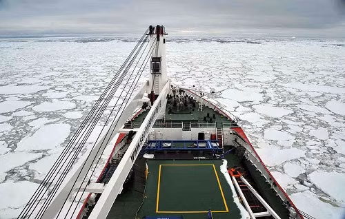 Tháng 1, Ranulph Fiennes và cộng sự bắt đầu hành trình qua lục địa Nam Cực trong mùa đông chưa từng có trước đây. Bức hình ghi lại lúc tàu bắt đầu chạm tới những tảng băng nổi đầu tiên.