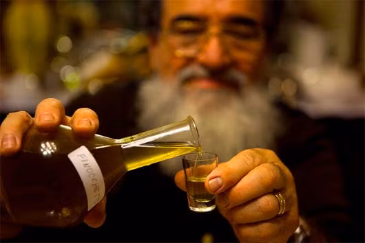 Các loại rượu như whisky Ailen và brandy Đức đều là những phát minh vào khoảng năm 1200 sau Công nguyên dựa trên kỹ thuật chưng cất khá tinh tế.