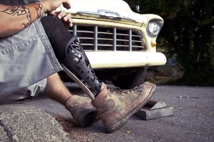 Họ cũng có thể chọn vật liệu phủ ngoài cụ thể, chẳng hạn như nylon đạn đạo, da thuộc hoặc kim loại bóng.