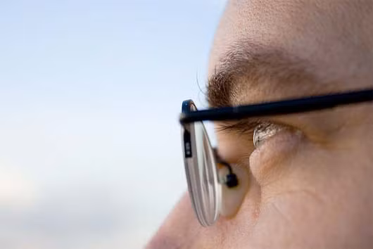 Đến thế kỷ 13, người Ý lần đầu tiên phát minh ra kính mắt, giúp những người có vấn đề về thị lực cải thiện khả năng nhìn.