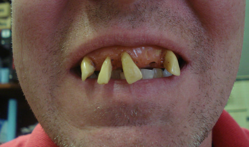 Răng giả “điên khùng”, dép Zombie và mũ tóc từng là những món đồ gây sốt trong những năm 1990 với doanh thu hơn 1,8 triệu USD năm 1998.