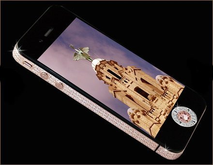 Chiếc điện thoại đắt nhất thế giới. Chiếc điện thoại iPhone 4 Diamond Rose do Stuart Hughes chế tác là chiếc điện thoại đắt nhất thế giới với giá 5 triệu bảng (7.850.000 triệu USD). Viền ngoài của iPhone 4 Diamond Rose được gắn 500 viên kim cương nặng tổng cộng 100 carat. Phần lưng điện thoại được làm bằng vàng và logo quả táo cắn dở cũng được trang trí bằng 53 viên kim cương. Đặc biệt, trên phím home còn có 1 viên kim cương hồng 7,4 carat rất quý giá. Trên thế giới, hiện chỉ có 2 mẫu iPhone đắt đỏ này.