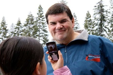 Bức ảnh đầu tiên được gửi từ 1 chiếc di động. Bức ảnh đầu tiên được chia sẻ rộng rãi thông qua 1 chiếc điện thoại là bức ảnh được chụp vào ngày 11/6/1997 bởi Philippe Kahn. Ông đã chia sẻ bức ảnh chụp chính mình tại nơi mà con gái Sophie được sinh ra. Philippe Kahn được cho là người chế tạo ra chiếc điện thoại có camera đầu tiên.