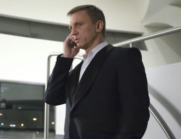 Chiếc điện thoại đầu tiên của James Bond. Chiếc điện thoại đầu tiên được sử dụng bởi điệp viên 007 là Ericsson LB988. Chiếc điện thoại này được trang bị rất nhiều chức năng để tương xứng với James Bond như khả năng nhận dạng dấu vân tay, được trang bị một hệ thống an ninh sử dụng điện cao áp và khả năng điều khiển ô tô BMW 750IL từ xa.