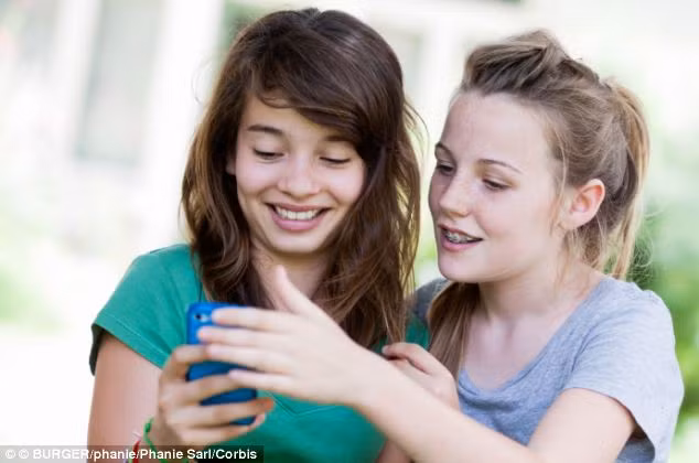 Thanh thiếu niên xem những bức ảnh bạn bè mình hút thuốc, uống rượu đăng trên mạng và có xu hướng làm theo.