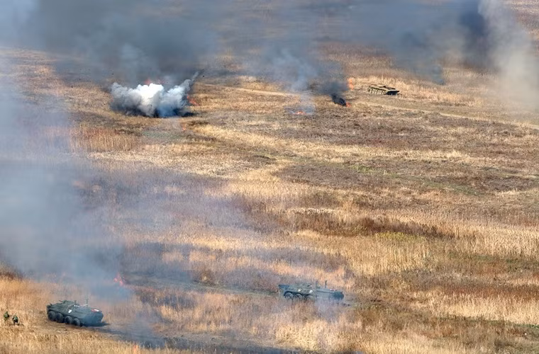 Lực lượng thiết giáp yểm trợ cho lính thủy bắt đầu tiến công địch.