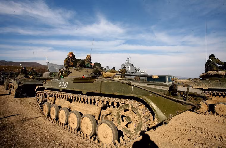 Xe chiến đấu bộ binh BMP-2 tập kết trên bờ.