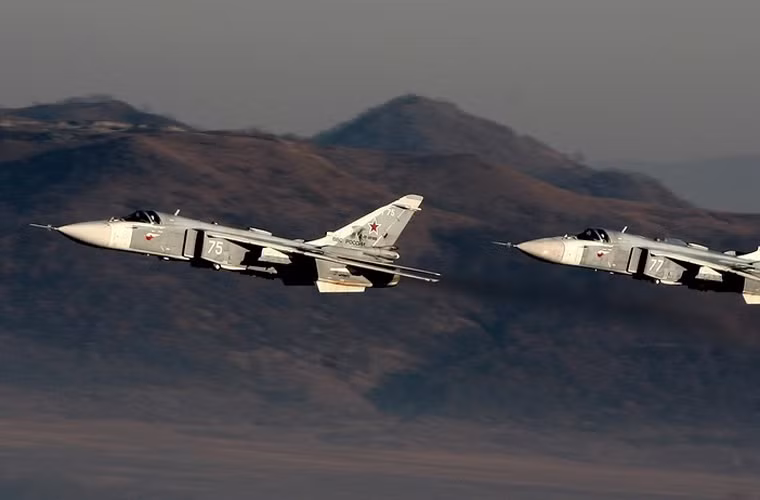 Máy bay ném bom Su-24 của Không quân Hải quân chi viện hỏa lực.