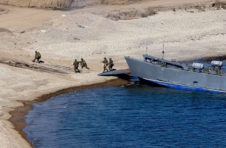 Ở một hướng khác, các binh sĩ Hải quân Đánh bộ tiến công vị trí địch từ các tàu đổ bộ nhỏ Dyugon.