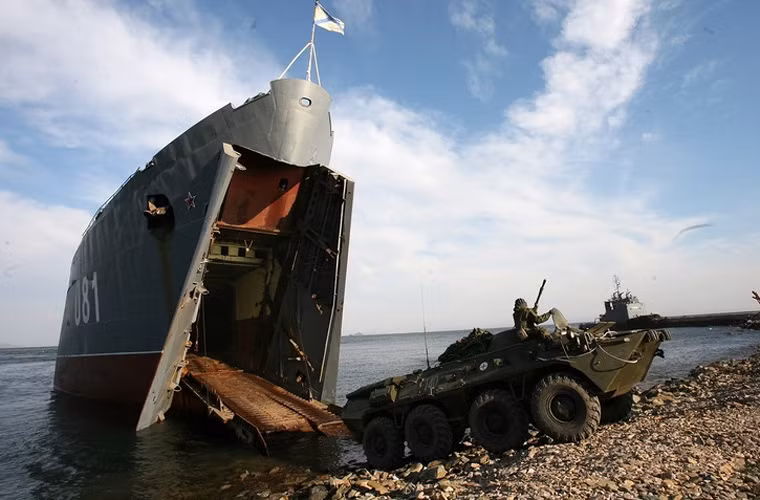 Chiếc tàu cỡ 4.700 tấn (toàn tải) này có thể chở 20 xe tăng hoặc 40 xe thiết giáp hoặc 1.000 tấn hàng hóa.