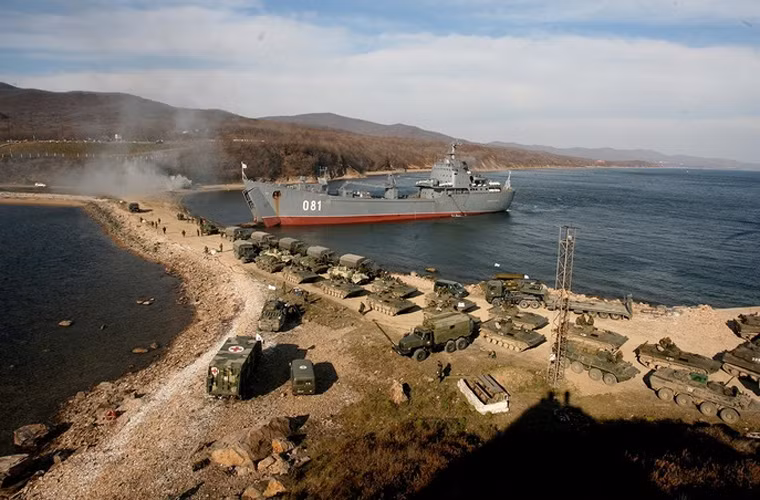 Trong ảnh là khu vực tập kết của xe thiết giáp, pháo tự hành, phương tiện chở quân chuẩn bị cho cuộc đổ bộ.