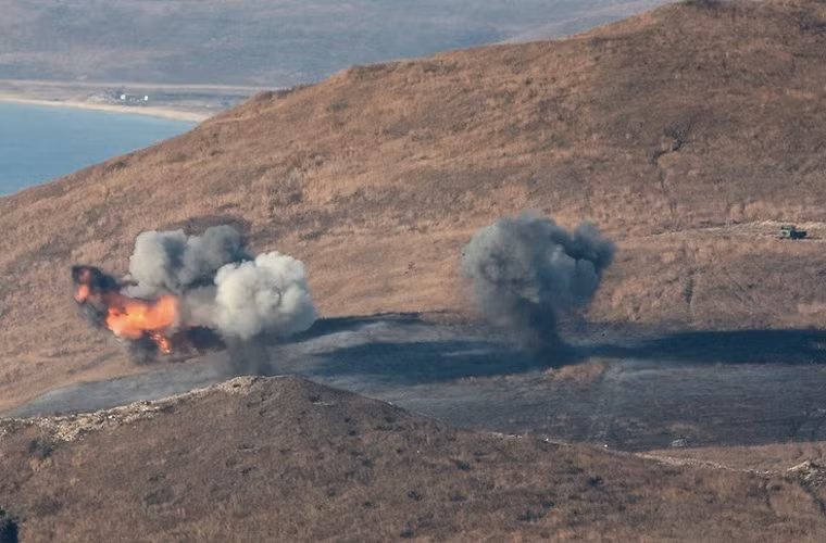 Ném bom vào mục tiêu.
