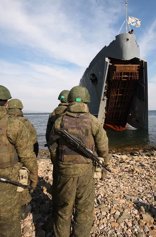 Cầu đổ bộ đang được hạ xuống để các phương tiện cơ giới ra khỏi chiếc “tàu há mồm” thuộc Project 1171 Tapir.
