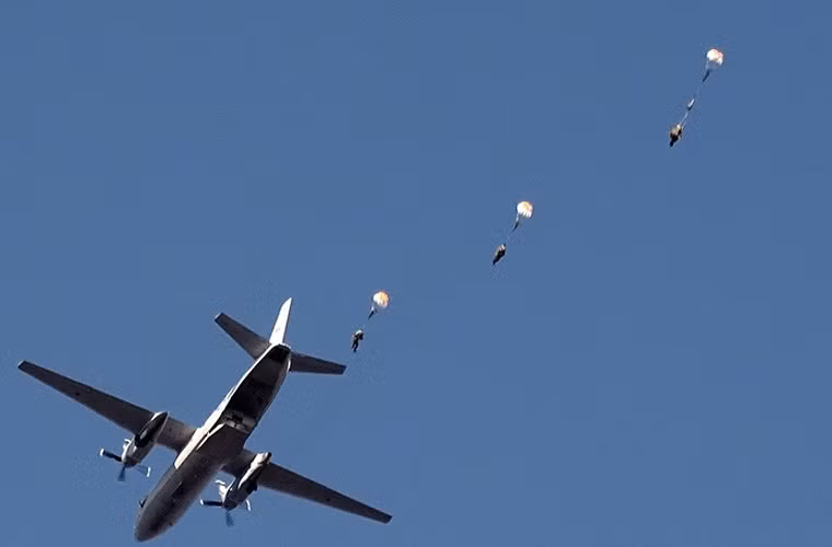 Lính dù của Không quân Nga bắt đầu đổ bộ từ máy bay vận tải An-26 vào hậu phương của địch, phối hợp với Hải quân Nga tạo thế gọng kìm tiêu diệt địch.