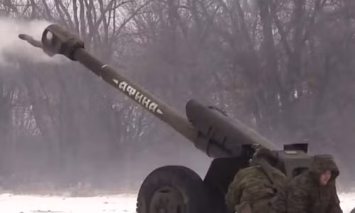 Lựu pháo D-30 122mm sau khi khai hỏa.