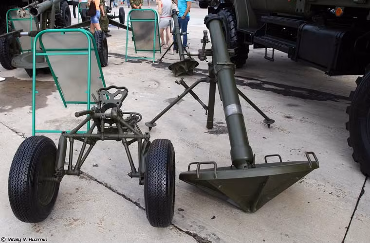 Súng cối 2S12 Sani nặng khoảng 190kg nếu khung có khung gầm giá lắp, kíp pháo gồm 5 người, sử dụng đạn cối nổ mạnh cỡ 120mm, tốc độ bắn 12 phát/phút với tầm bắn hiệu quả 500m tới 7,1km. Trong ảnh, khẩu súng cối 2S12 Sani được tách rời với xe kéo 2 bánh 2F510.