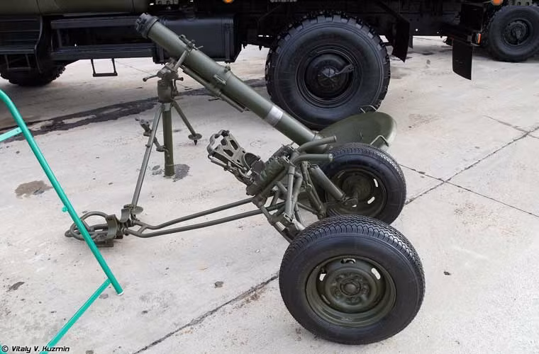 Hiện Quân đội Nga có trong biên chế lượng lớn súng cối nhiều chủng loại khác nhau, gồm cả cối tự hành. Trong ảnh là súng cối hạng nặng 2S12 Sani được thiết kế và đưa vào sử dụng năm 1981, khoảng 1.500 khẩu đã được sản xuất, chủ yếu phục vụ trong các nước Cộng hòa thuộc Liên Xô (cũ), gồm cả Nga.