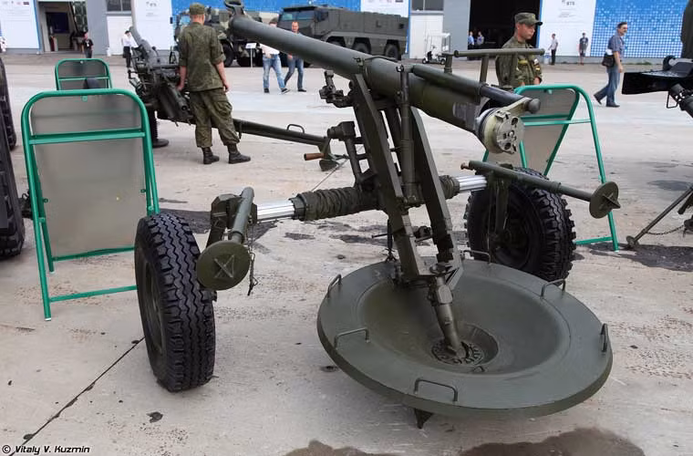 2B23 nặng khoảng 507kg (trọng lượng hành quân) hoặc 415kg (khi chiến đấu, bỏ xe kéo 2 bánh), kíp pháo thủ 5 người, tốc độ bắn lý thuyết 70 phát/phút, tầm bắn từ 900m tới 8,8km với đạn nổ mạnh.