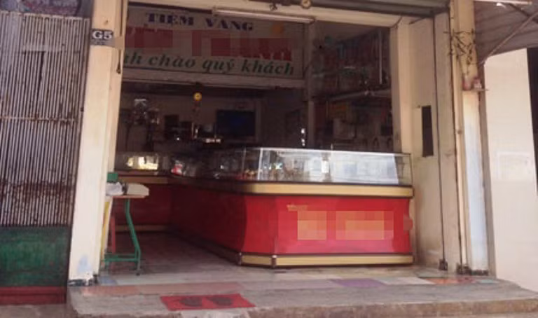 Có tiệm vàng không thấy chủ/nhân viên trông coi.