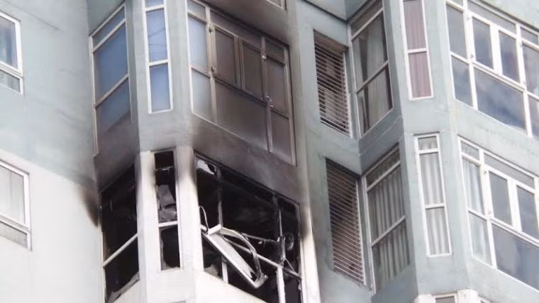 Sau hơn 30 phút "chiến đấu", lực lượng chữa cháy đã không chế được ngọn lửa. Tại hiện trường, toàn bộ căn phòng ở tầng 22 lô A chung cư bị cháy rụi, nhiều tài sản bị hư hỏng nặng.