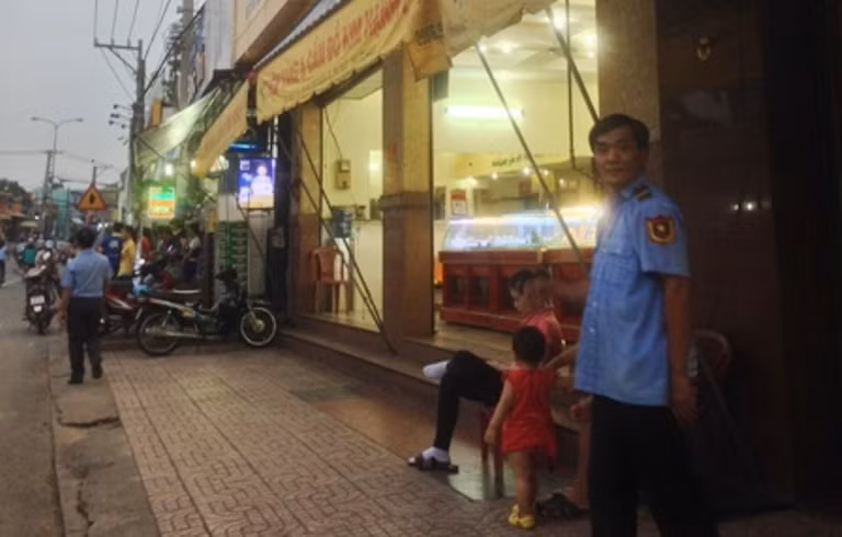 Tiệm vàng K.H 2 (QL1K, phường Linh Xuân, quận Thủ Đức) và nhiều tiệm khác ở Thủ Đức giáp với TX Dĩ An, tỉnh Bình Dương tăng cường bảo vệ sau vụ dùng súng cướp tiệm vàng Kim Nguyệt.