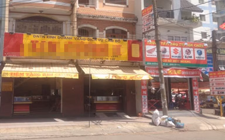 Phía trước tiệm vàng không có lực lượng bảo vệ.