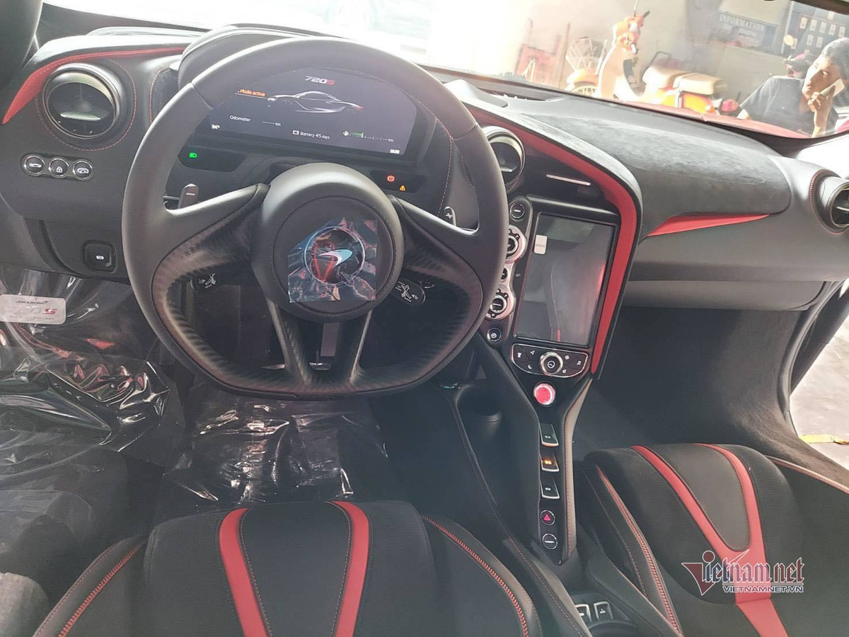 Hai sieu xe dinh dam vua ra bien trang tai Viet Nam: Thue phi the nao?-Hinh-5