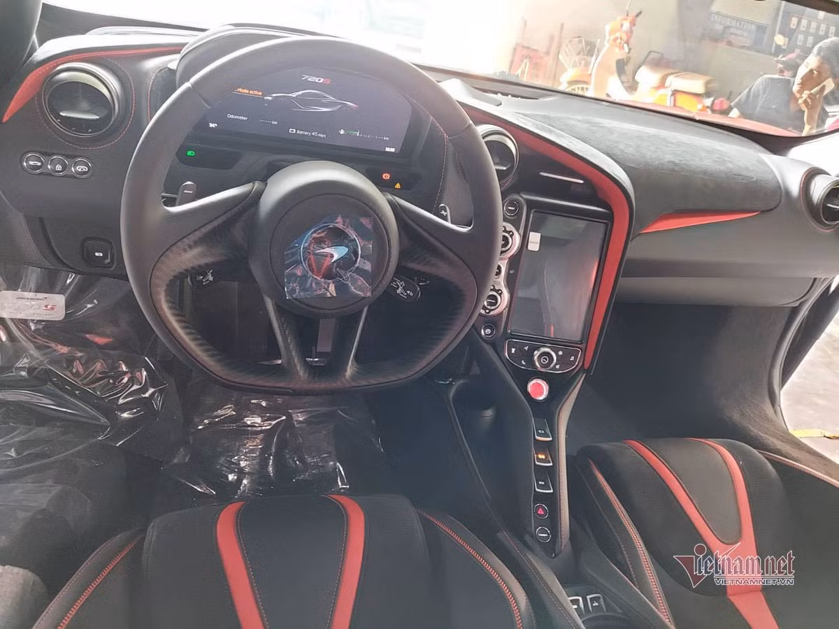 Hai sieu xe dinh dam vua ra bien trang tai Viet Nam: Thue phi the nao?-Hinh-5