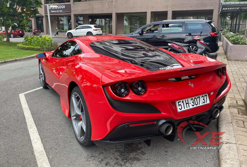 Hai sieu xe dinh dam vua ra bien trang tai Viet Nam: Thue phi the nao?-Hinh-2