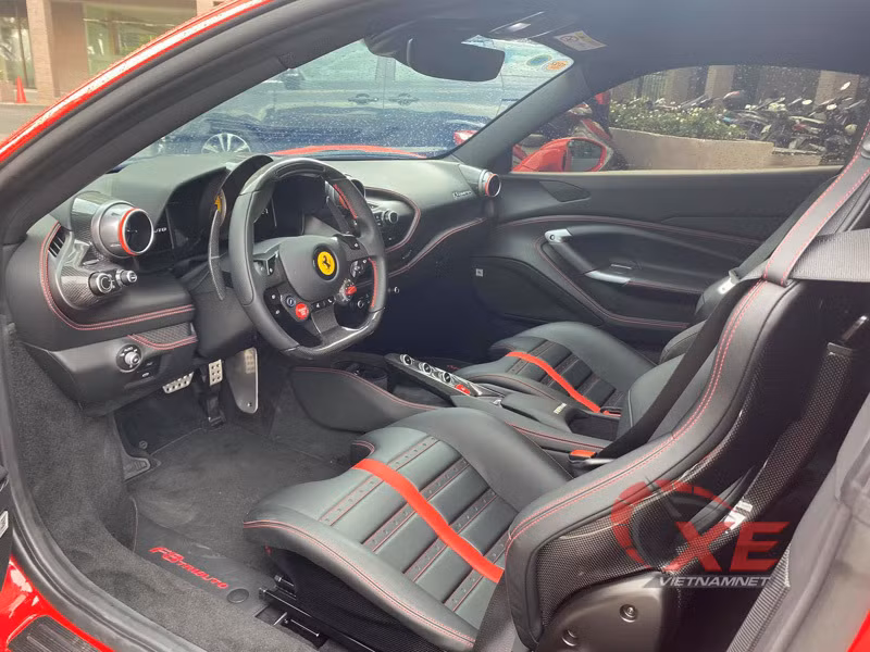 Hai sieu xe dinh dam vua ra bien trang tai Viet Nam: Thue phi the nao?-Hinh-4