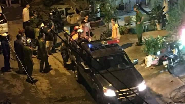 Hon chien kinh hoang trong quan bia, 5 nguoi bi thuong