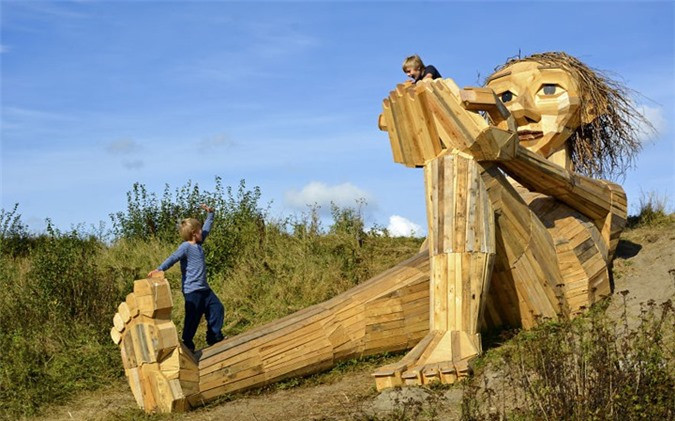 ##sc### Người khổng lồ có tên "Trine ngồi trên đồi" với đôi tay chụm lại, trở thành ban công lý tưởng cho trẻ nhỏ vui chơi và ngắm nhìn quang cảnh xung quanh. 