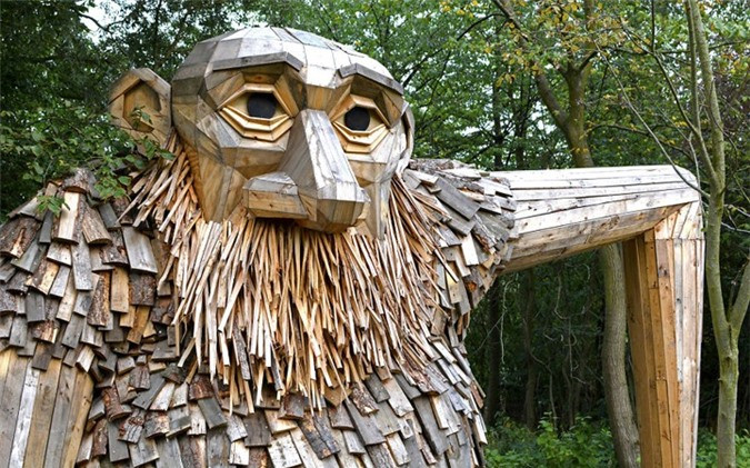 ##sc### Màu gỗ và từng thớ gỗ hằn lên nét già nua của người khổng lồ Teddy. 