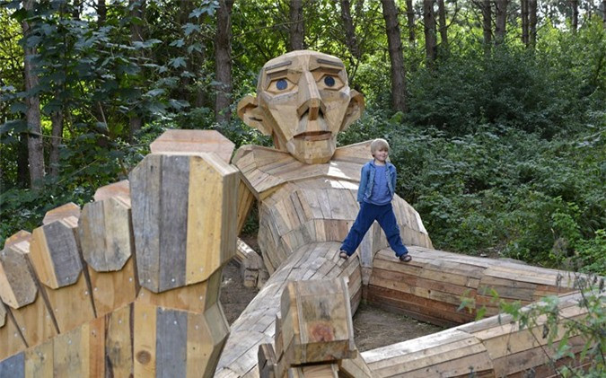 ##sc### Người khổng lồ đang nằm thư giãn này có tên Thomas. 