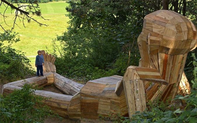 ##sc### Tác phẩm "Thomas ở trên núi" là một người khổng lồ hiền lành, thảnh thơi trên ngọn đồi, nhìn xuống cánh đồng cỏ thanh bình bên dưới. 