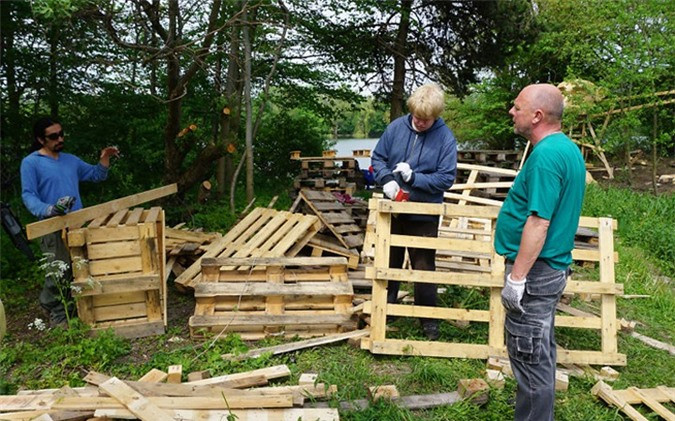 ##sc### Những người khổng lồ đều được sinh ra từ các thanh gỗ đóng thùng hàng như thế này. 